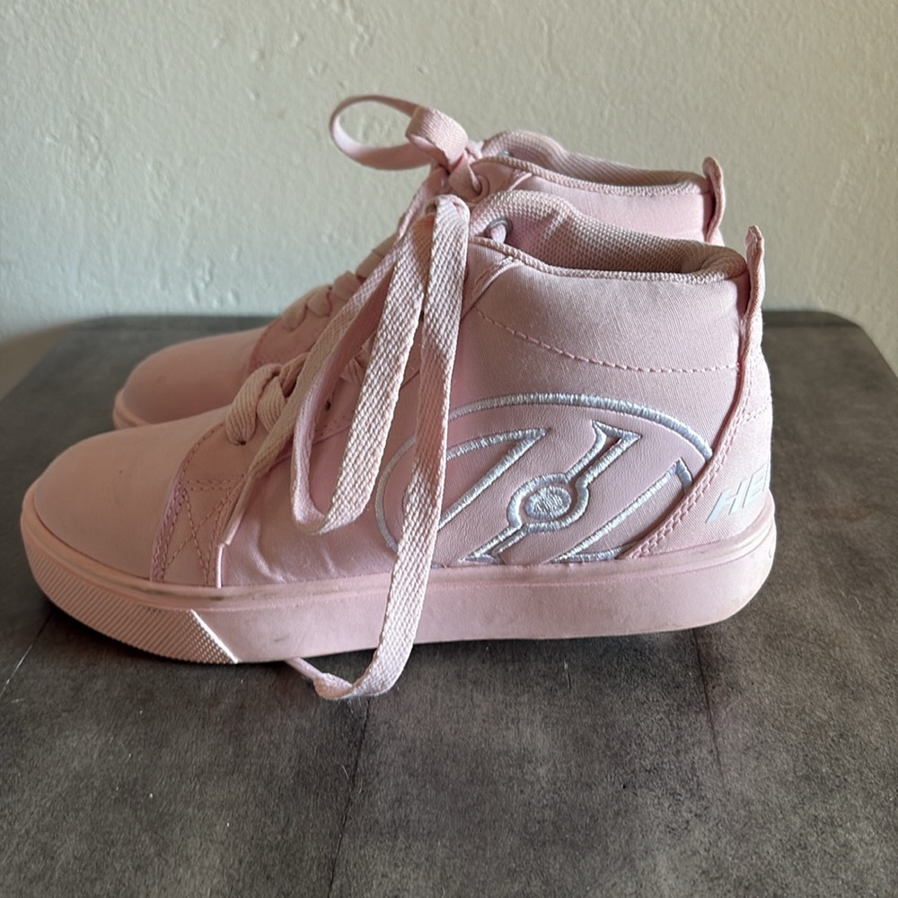 Like new , Girls Heelys size 3